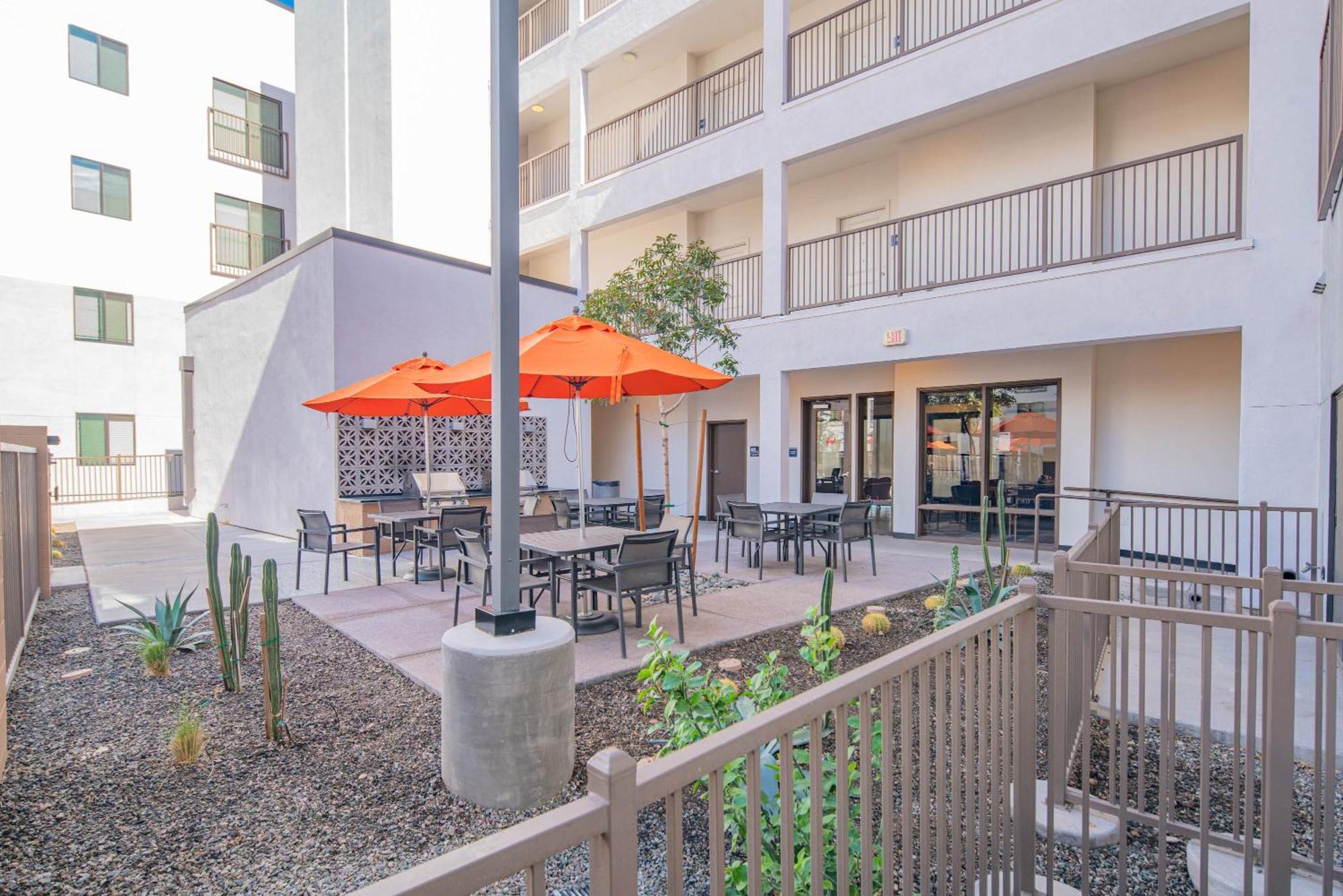 Sunshine & Serenity! Large Pool And Fitness Center *