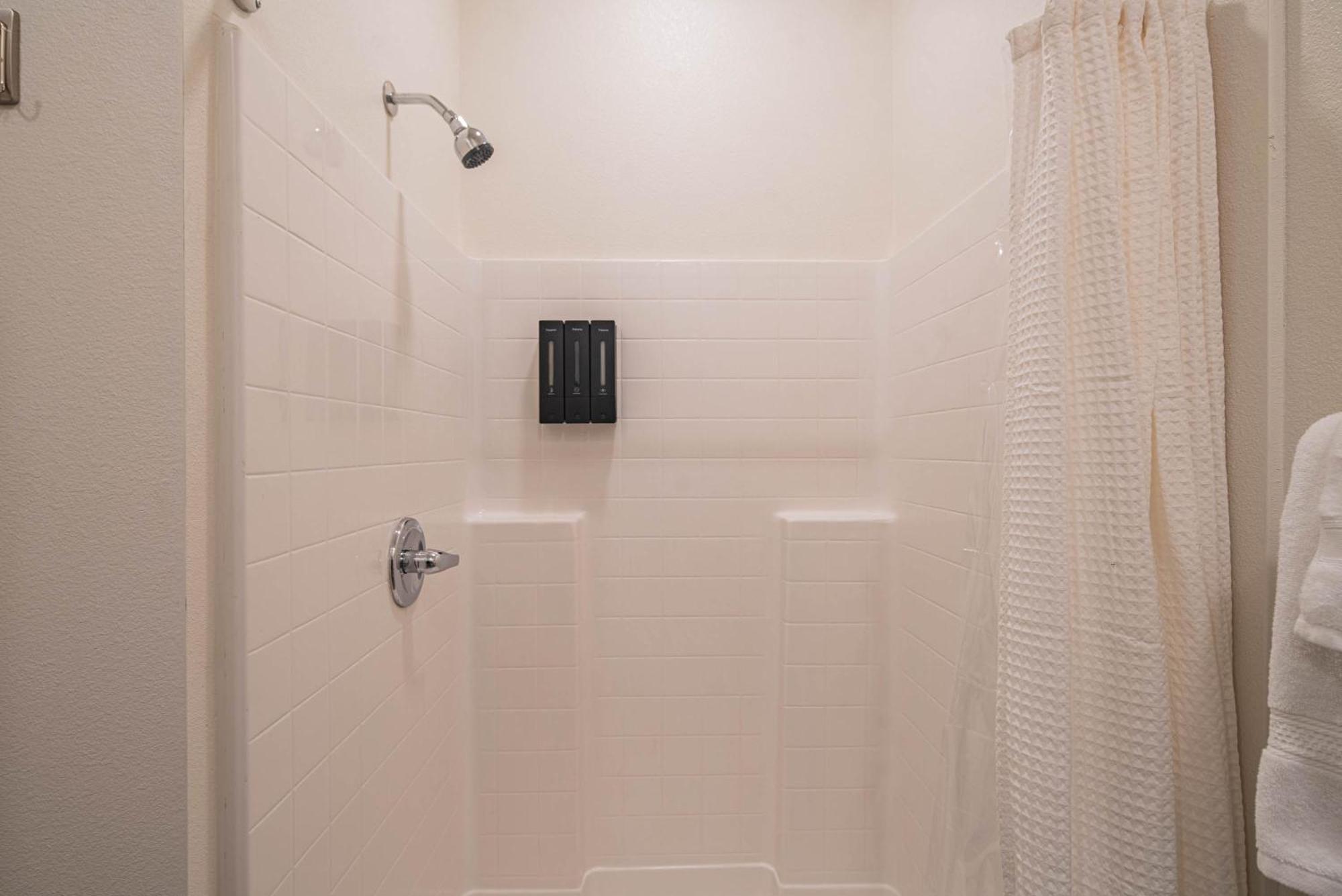 Holiday home Sunshine & Serenity! Large Pool And Fitness Center