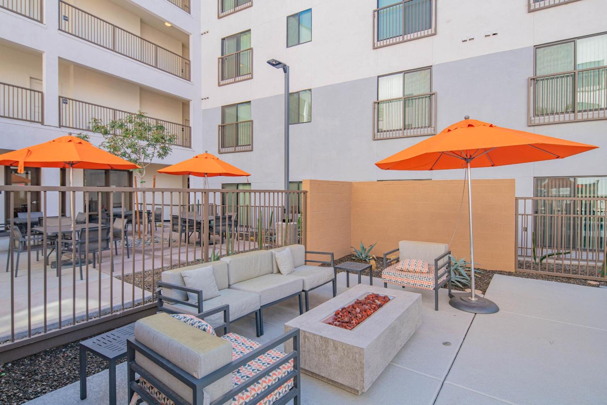 Sunshine & Serenity! Large Pool And Fitness Center * Phoenix