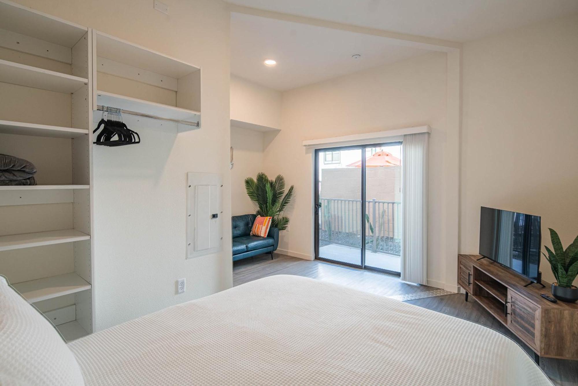 Sunshine & Serenity! Large Pool And Fitness Center