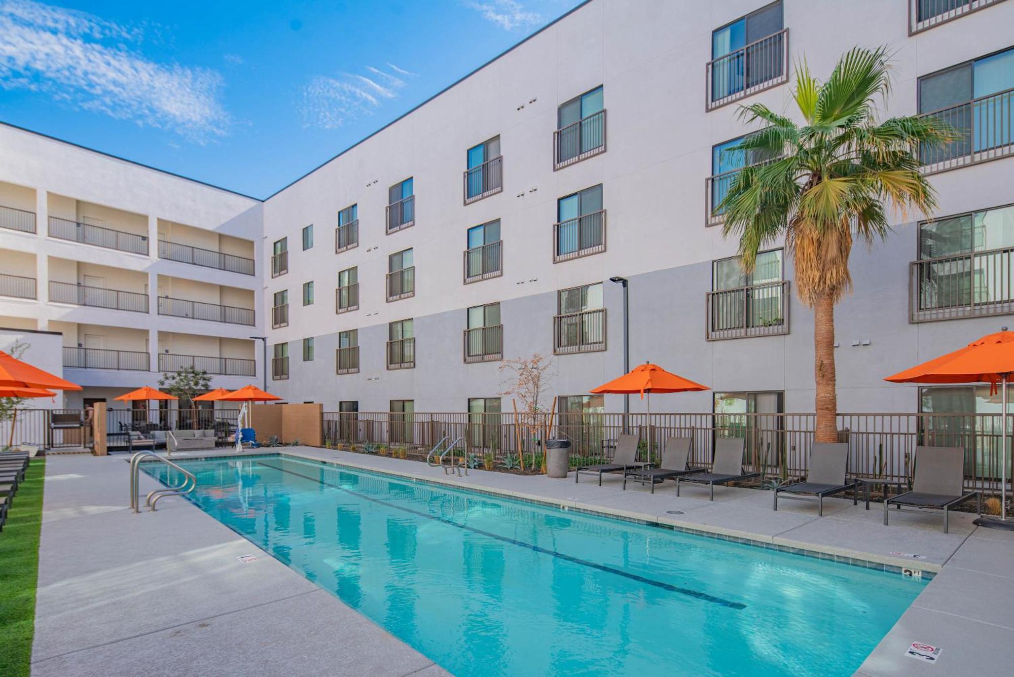 Holiday home Sunshine & Serenity! Large Pool And Fitness Center *
