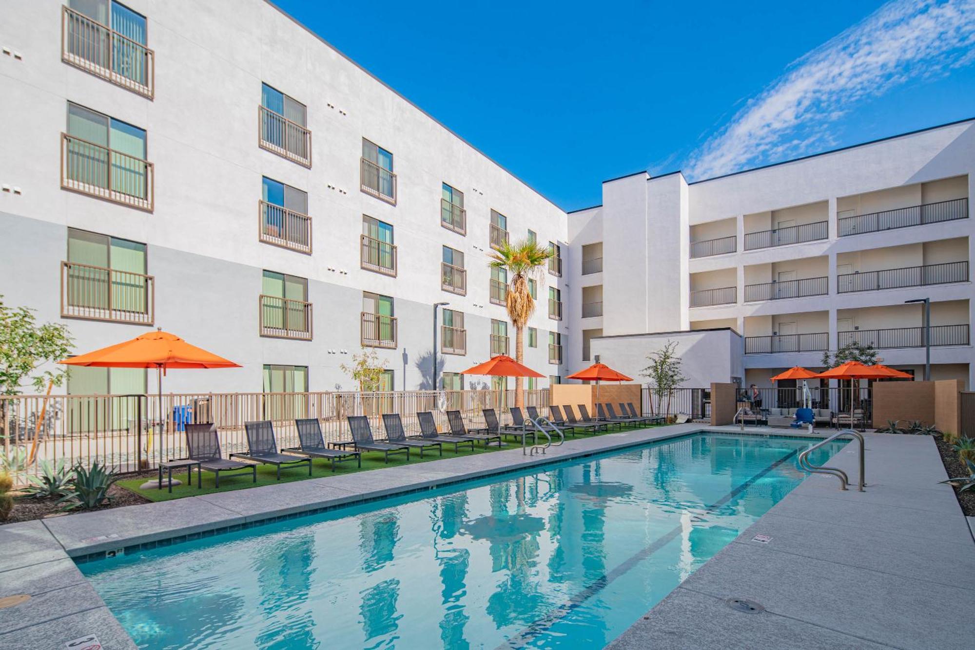 Holiday home Sunshine & Serenity! Large Pool And Fitness Center Phoenix