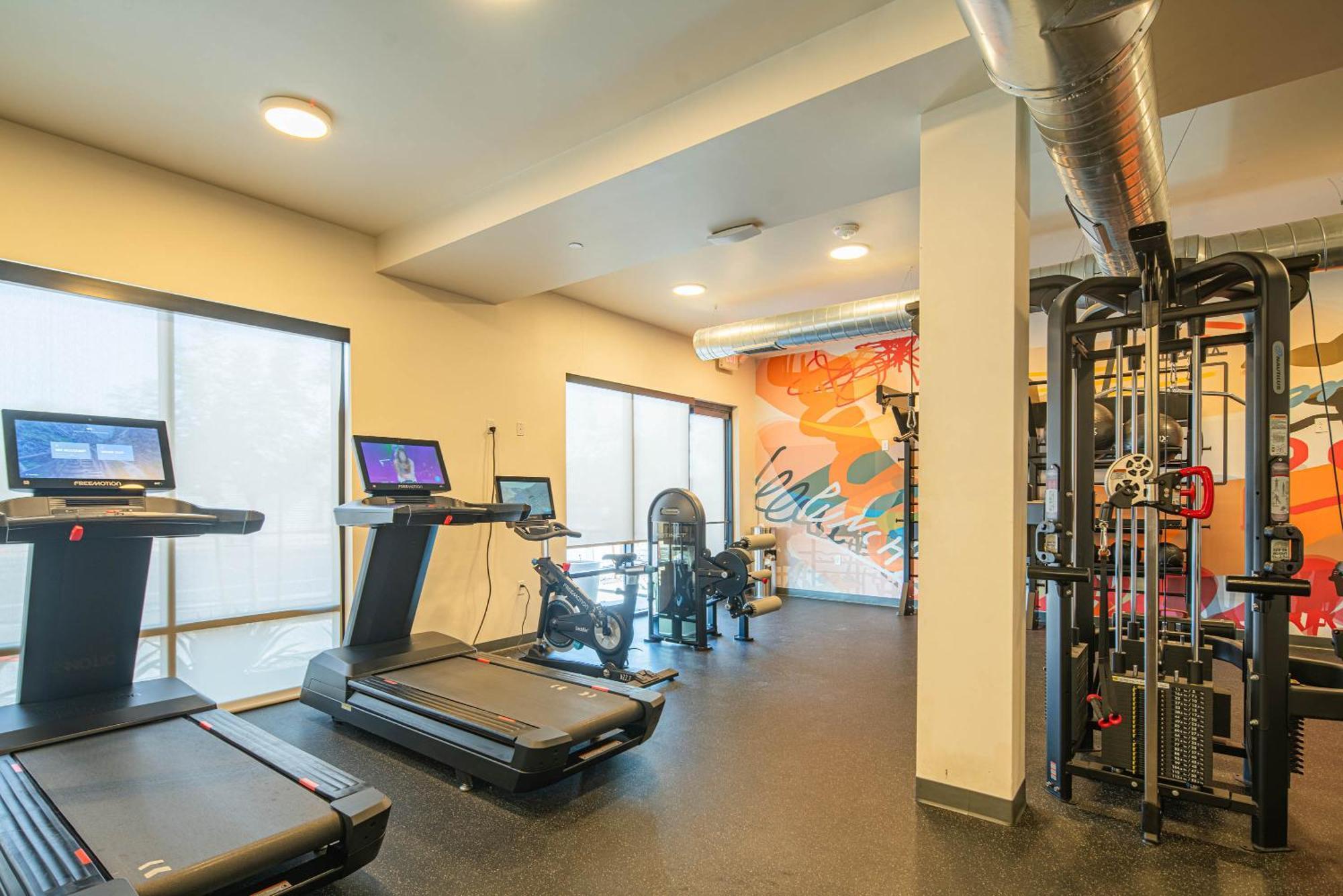 Holiday home Sunshine & Serenity! Large Pool And Fitness Center