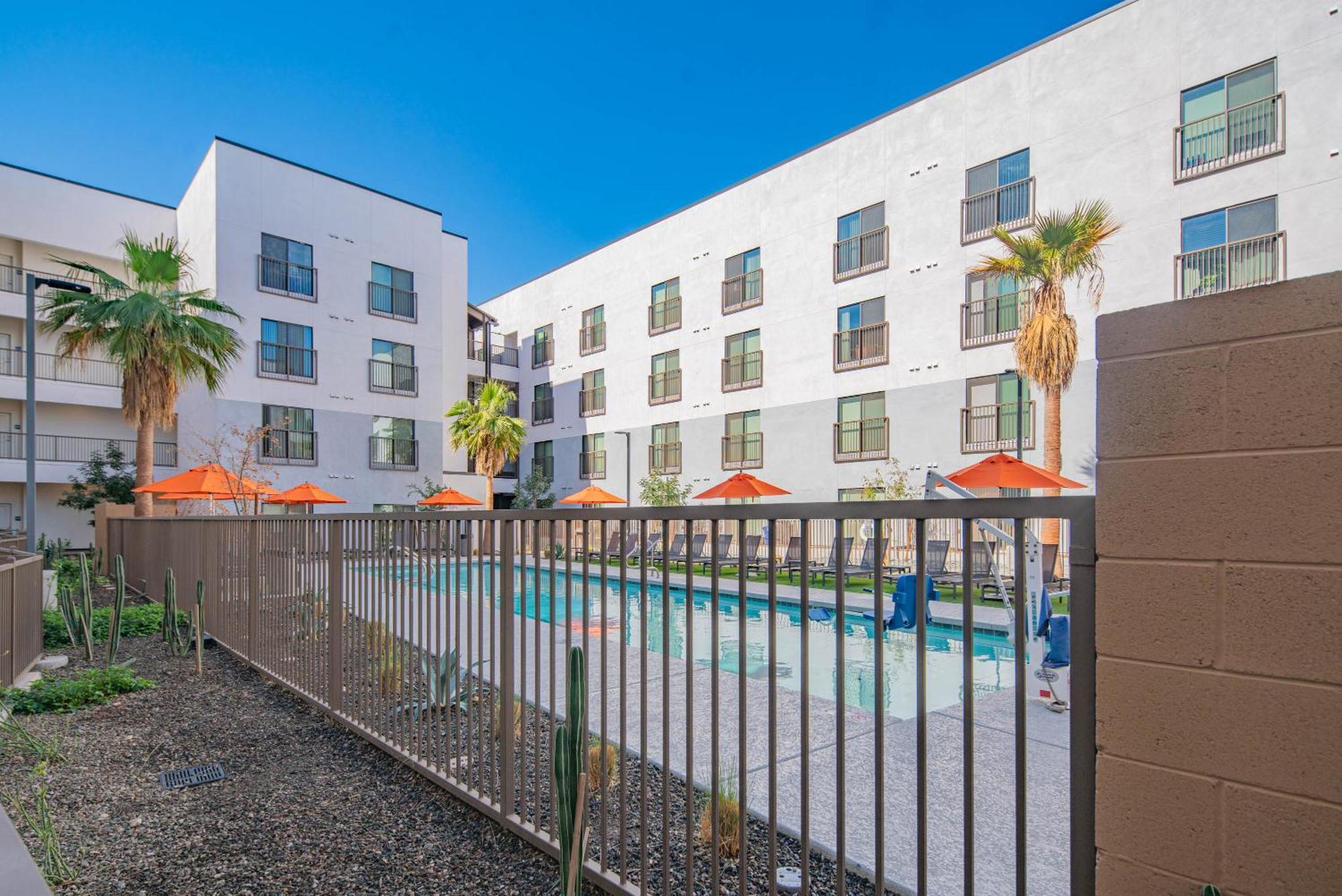 Sunshine & Serenity! Large Pool And Fitness Center Holiday home *